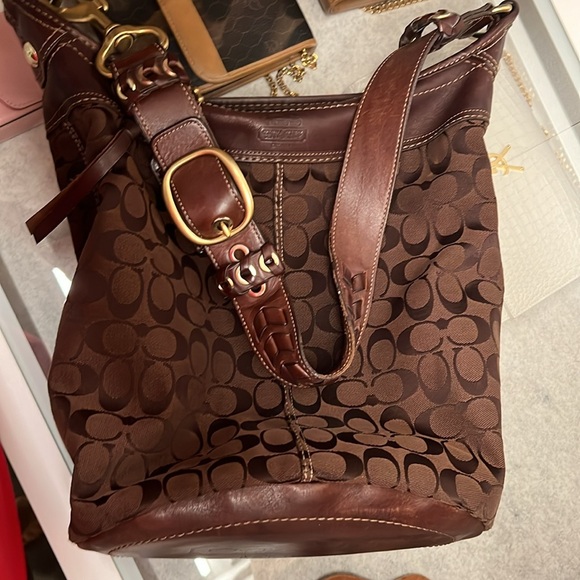 Vintage coach bag from 2005 collection, smoke free home. It is in great conditio - Picture 3 of 6